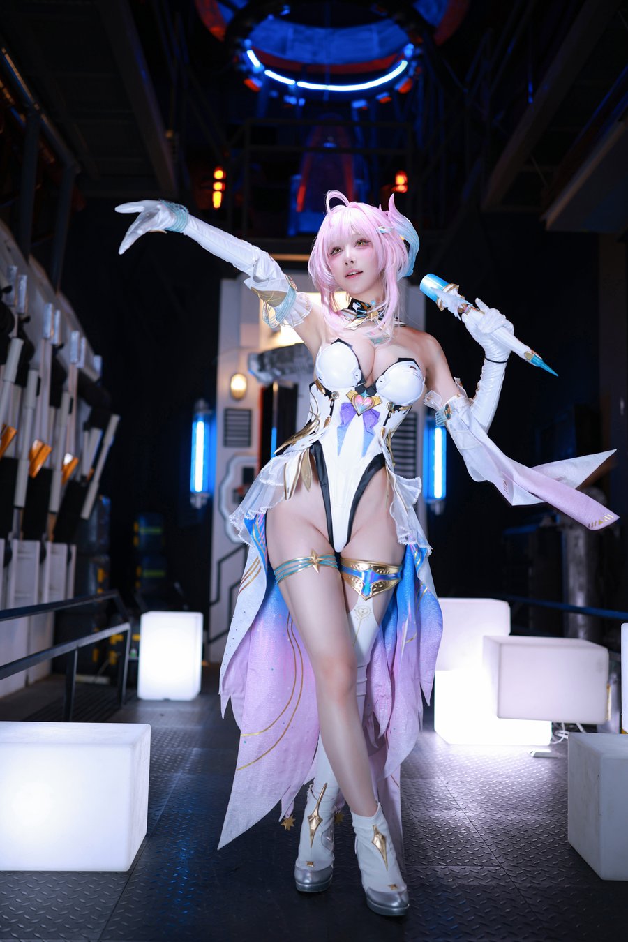 水淼aquaCOS鸣潮 爱弥丝图片写真：高冷女神惊艳亮相