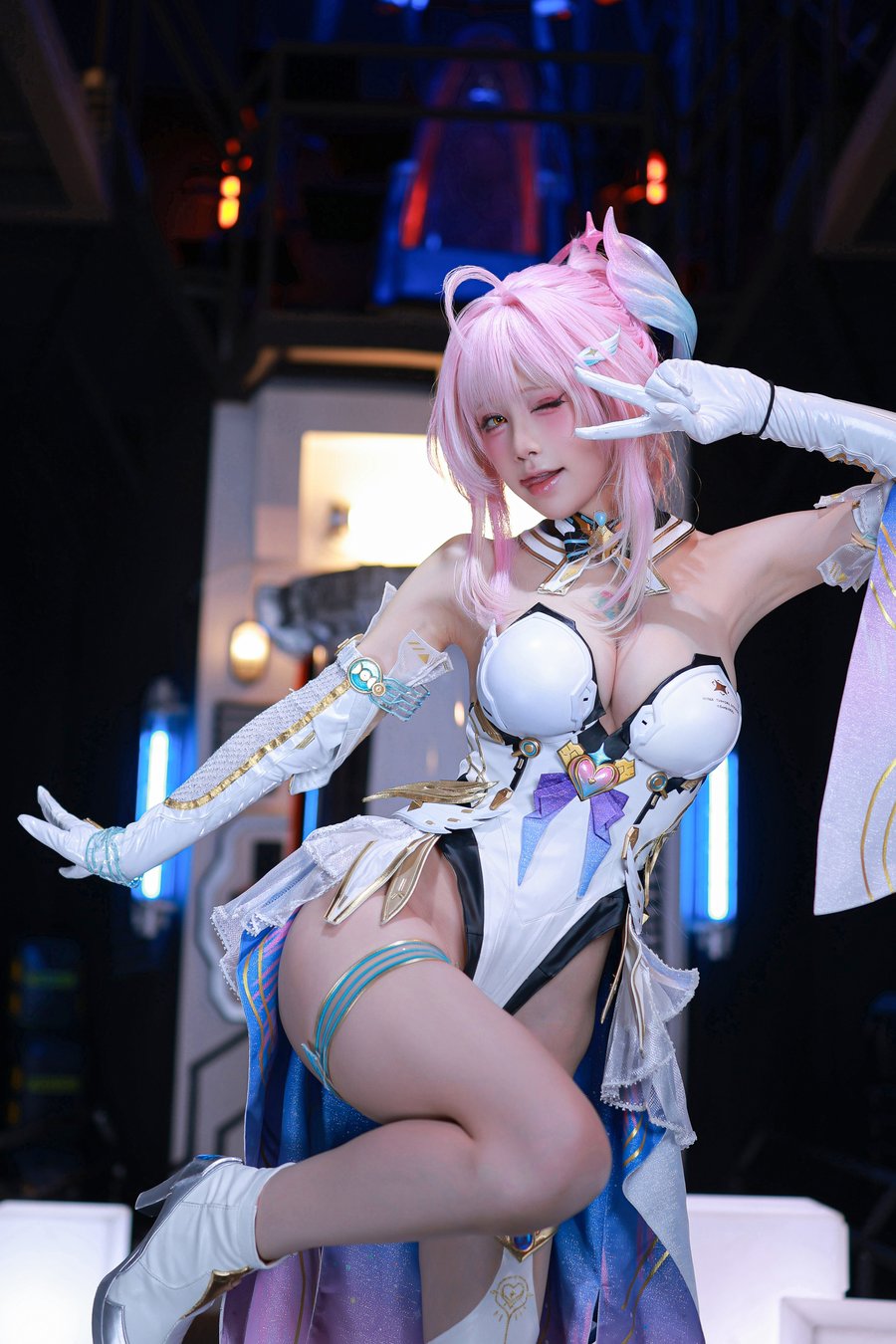 水淼aquaCOS鸣潮 爱弥丝图片写真：高冷女神惊艳亮相