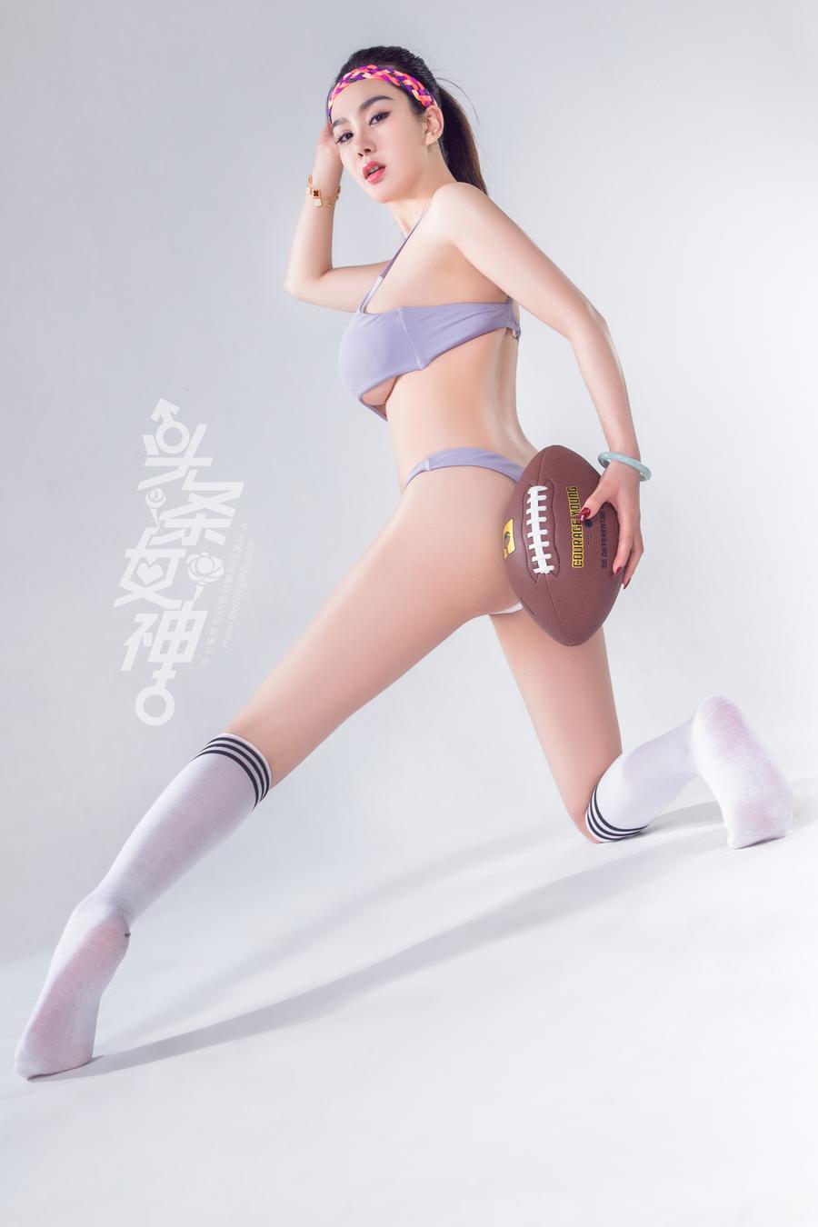 易阳Silvia超级碗杯写真：甜美精灵的赛场瞬间