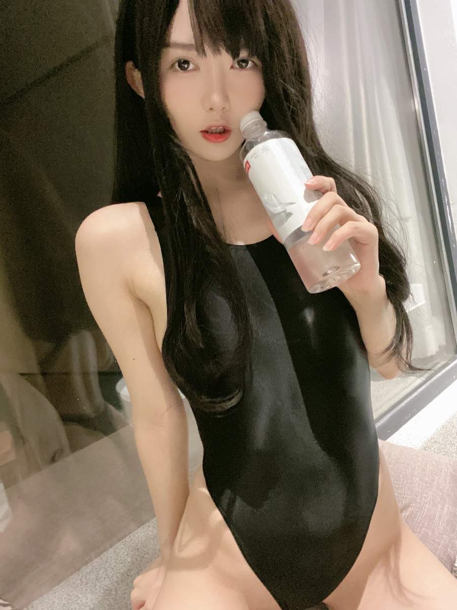 51酱COS图片黑红泳装写真:红黑撞色人设魅力赏析 51酱COS图片黑红泳装写真:红黑撞色人设魅力赏析