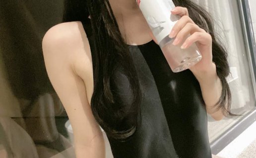 51酱COS图片黑红泳装写真:红黑撞色人设魅力赏析