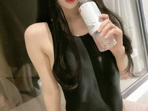 51酱COS图片黑红泳装写真:红黑撞色人设魅力赏析